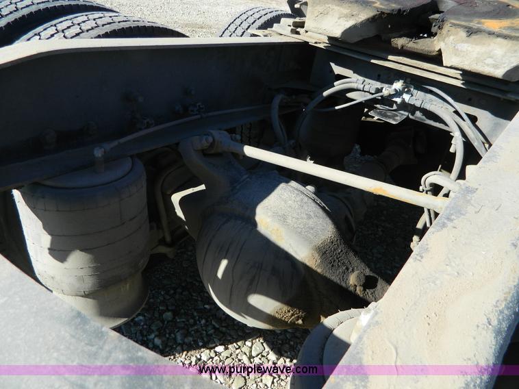 image for item D6083 2005 Freightliner Century Class ST120 semi truck