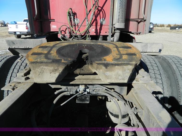 image for item D6083 2005 Freightliner Century Class ST120 semi truck