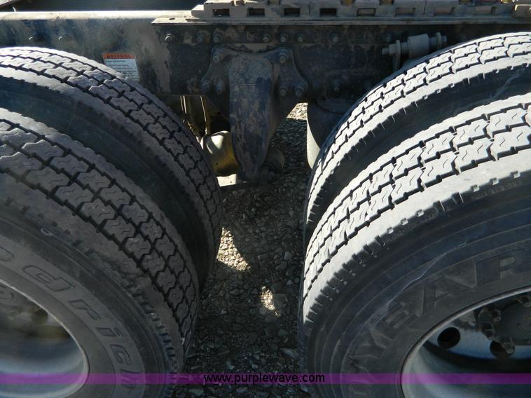 image for item D6083 2005 Freightliner Century Class ST120 semi truck