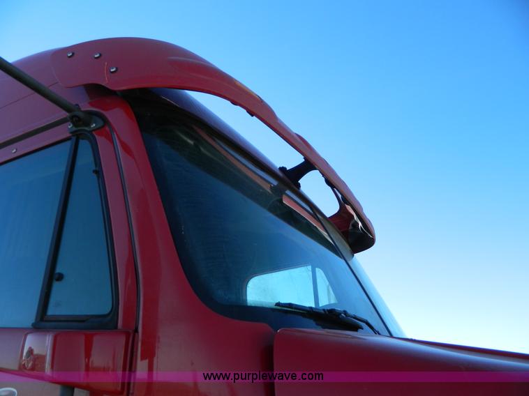 image for item D6083 2005 Freightliner Century Class ST120 semi truck