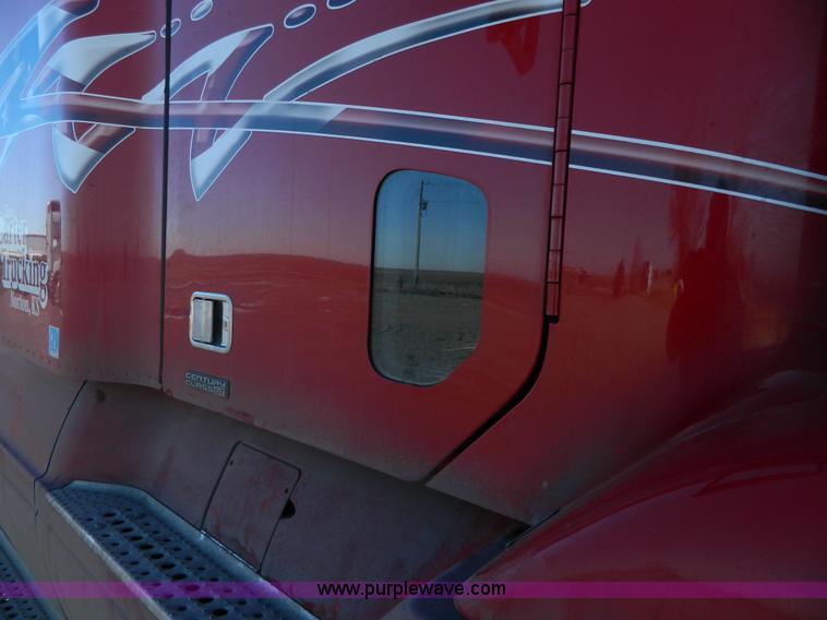 image for item D6083 2005 Freightliner Century Class ST120 semi truck