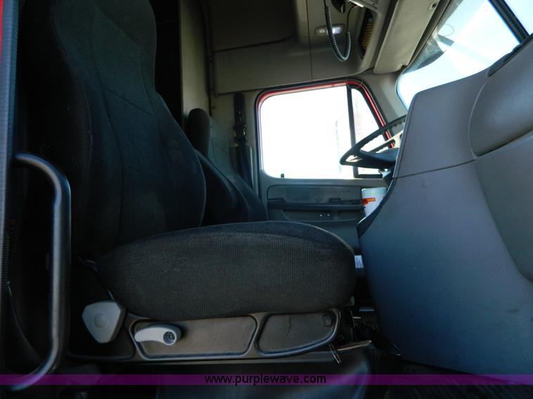 image for item D6083 2005 Freightliner Century Class ST120 semi truck