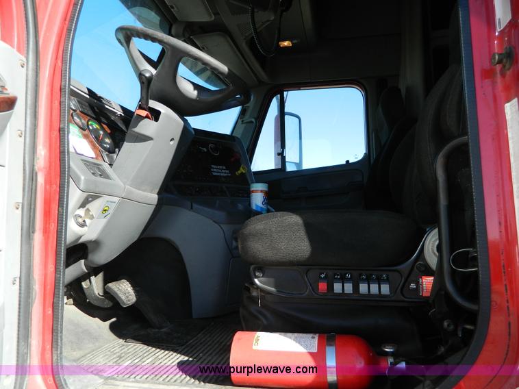 image for item D6083 2005 Freightliner Century Class ST120 semi truck