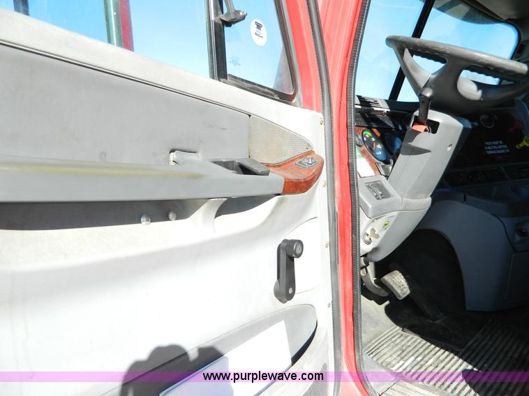 image for item D6083 2005 Freightliner Century Class ST120 semi truck