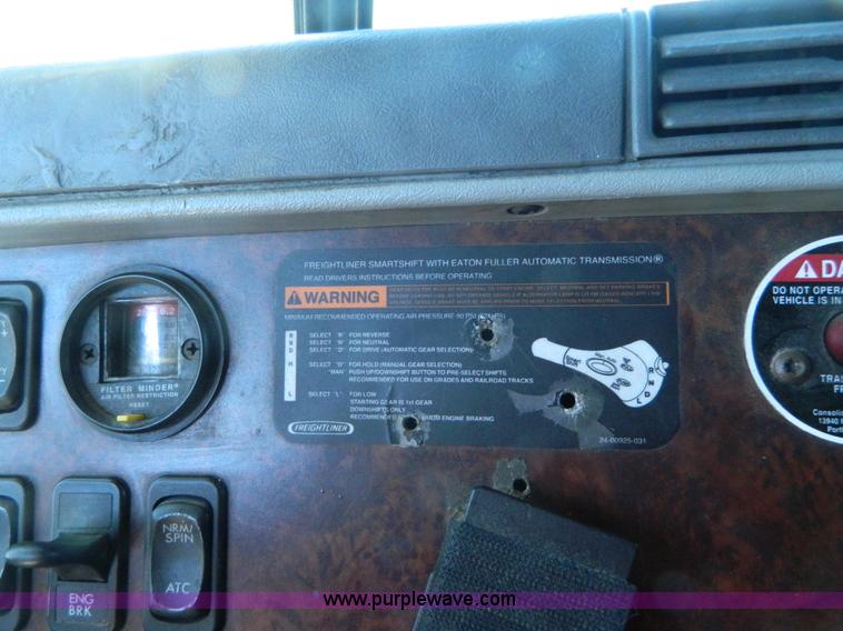 image for item D6083 2005 Freightliner Century Class ST120 semi truck