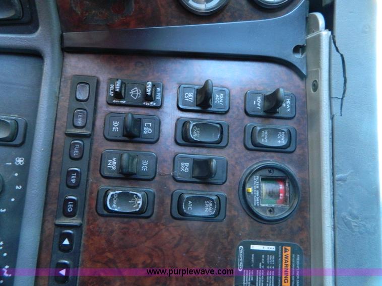 image for item D6083 2005 Freightliner Century Class ST120 semi truck