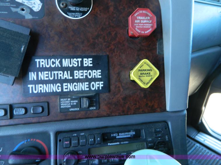 image for item D6083 2005 Freightliner Century Class ST120 semi truck