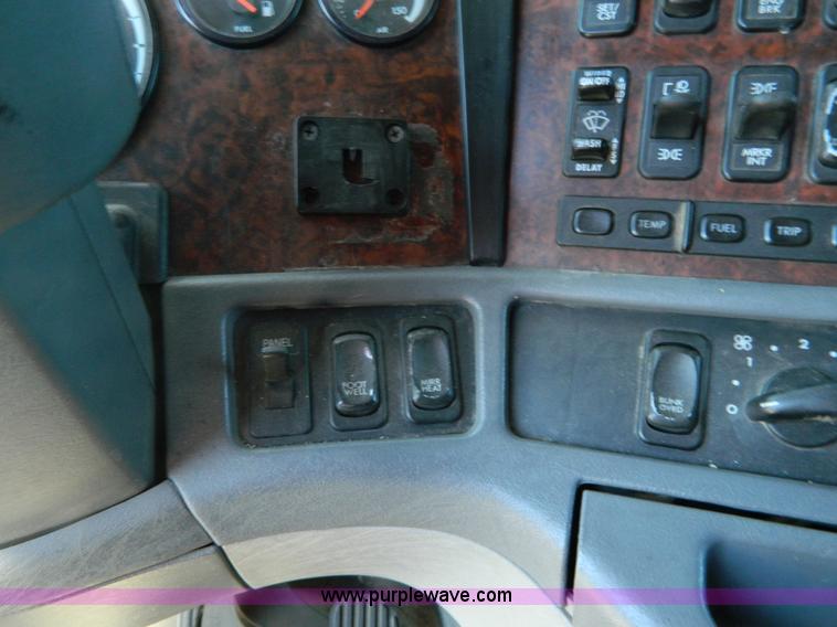 image for item D6083 2005 Freightliner Century Class ST120 semi truck