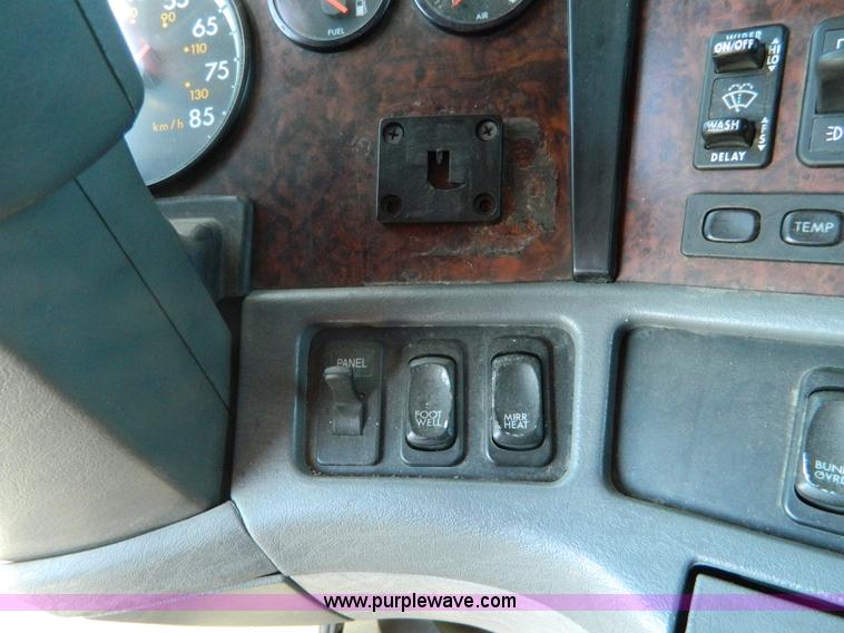 image for item D6083 2005 Freightliner Century Class ST120 semi truck