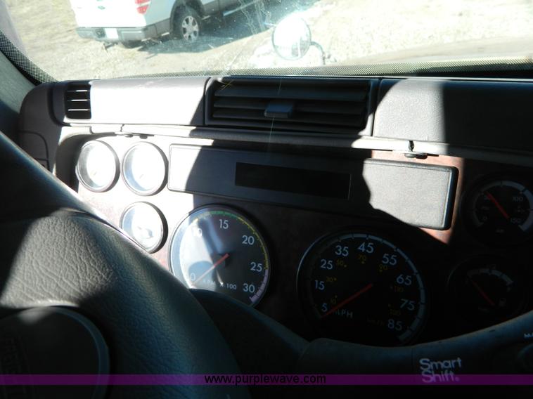 image for item D6083 2005 Freightliner Century Class ST120 semi truck