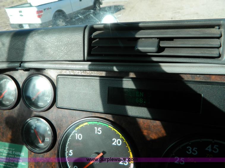 image for item D6083 2005 Freightliner Century Class ST120 semi truck