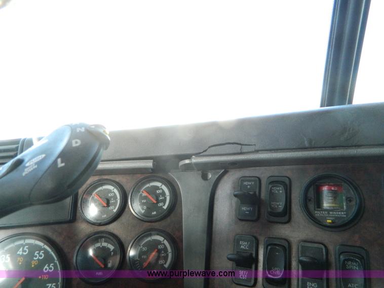 image for item D6083 2005 Freightliner Century Class ST120 semi truck