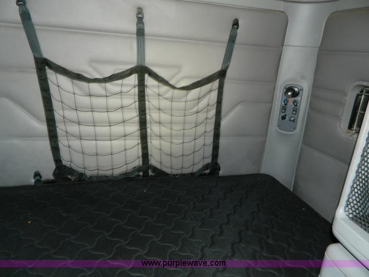 image for item D6083 2005 Freightliner Century Class ST120 semi truck