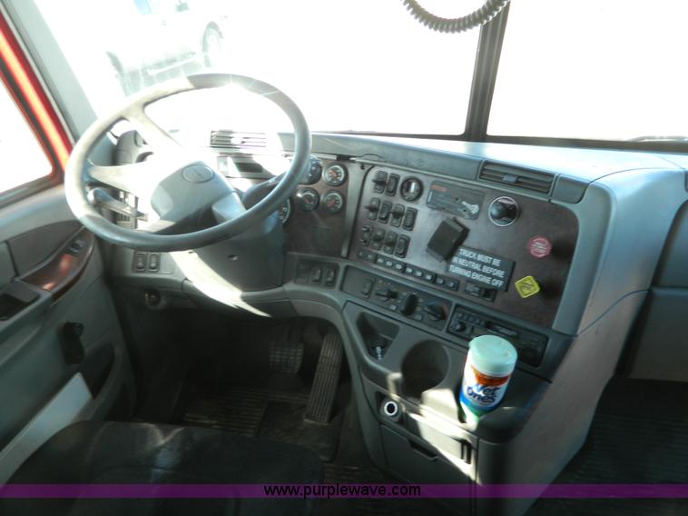 image for item D6083 2005 Freightliner Century Class ST120 semi truck