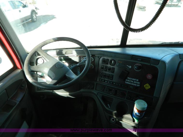 image for item D6083 2005 Freightliner Century Class ST120 semi truck