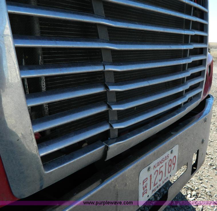 image for item D6083 2005 Freightliner Century Class ST120 semi truck