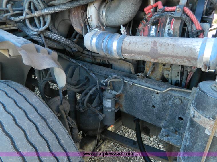 image for item D6083 2005 Freightliner Century Class ST120 semi truck