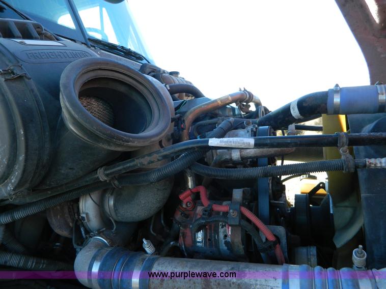 image for item D6083 2005 Freightliner Century Class ST120 semi truck