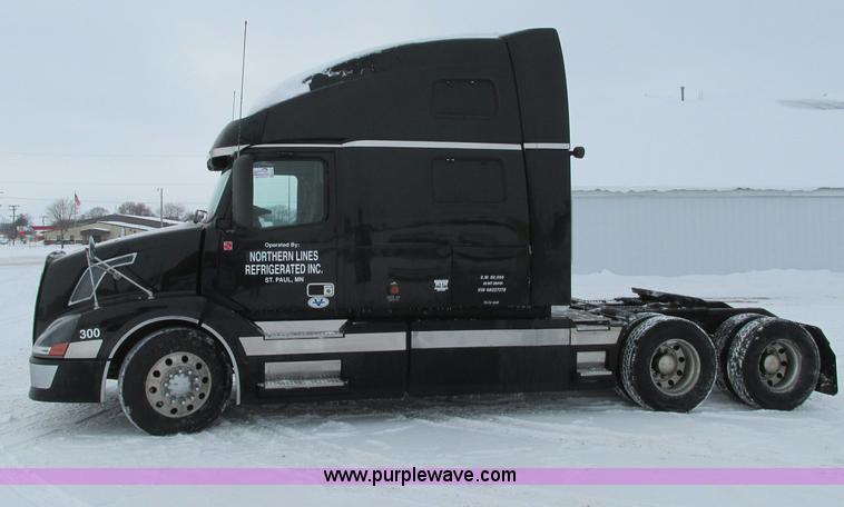 image for item E5240 2004 Volvo VNL 64T semi truck