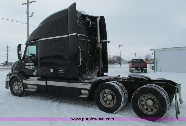 image for item E5240 2004 Volvo VNL 64T semi truck