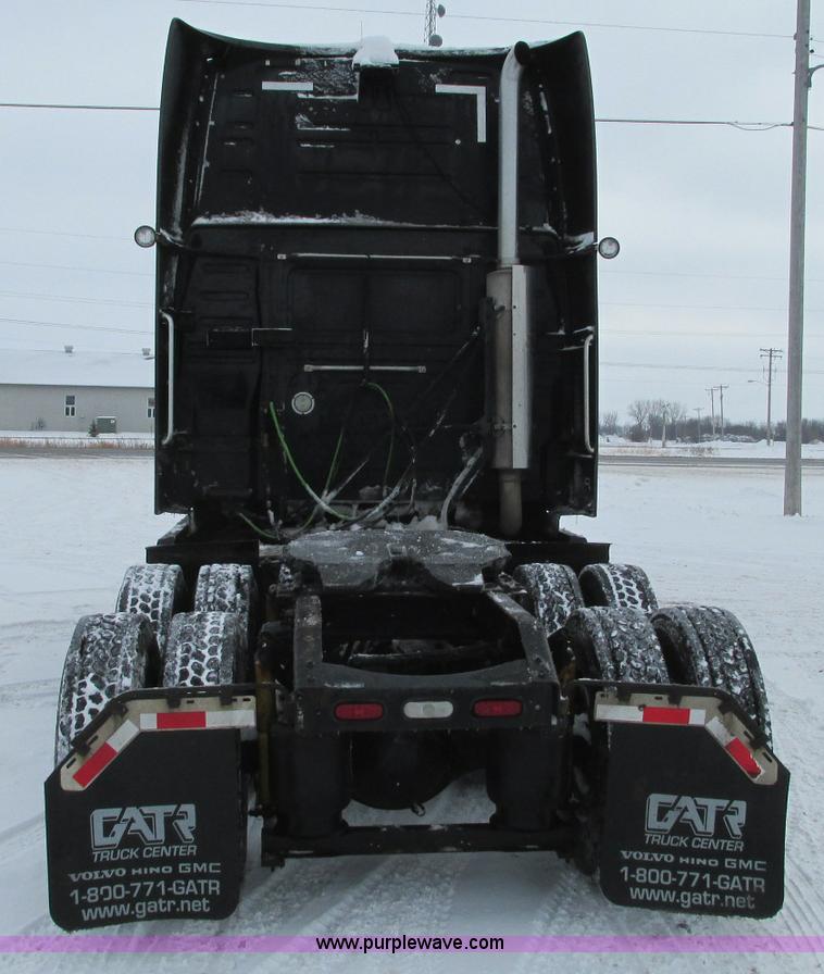 image for item E5240 2004 Volvo VNL 64T semi truck