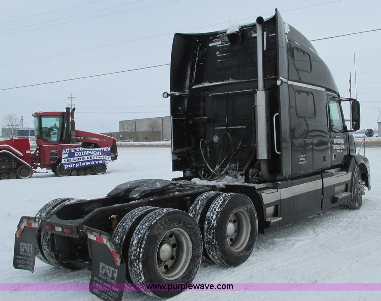 image for item E5240 2004 Volvo VNL 64T semi truck