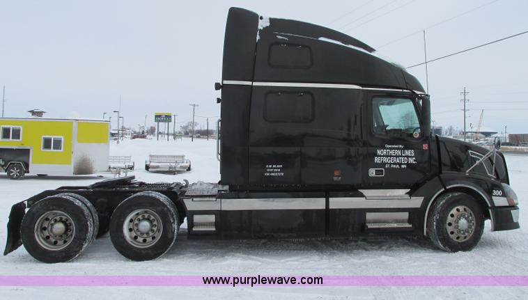 image for item E5240 2004 Volvo VNL 64T semi truck
