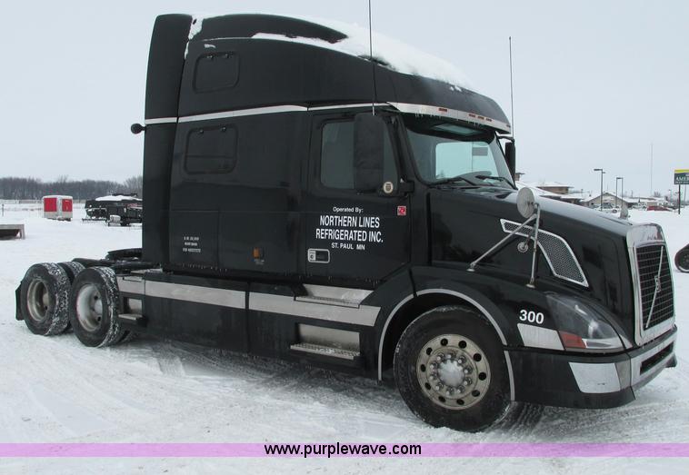 image for item E5240 2004 Volvo VNL 64T semi truck