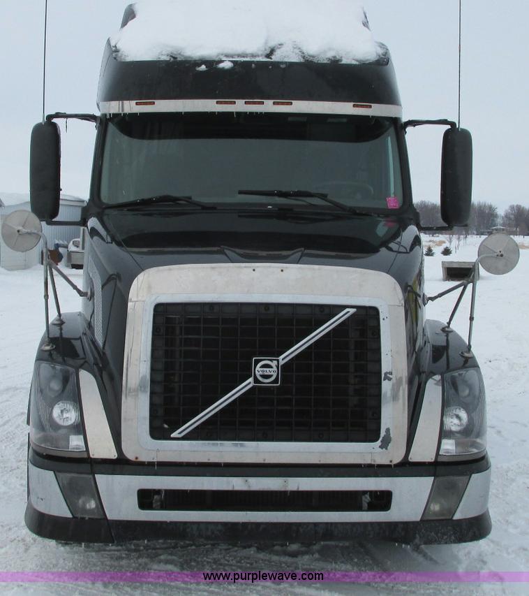 image for item E5240 2004 Volvo VNL 64T semi truck