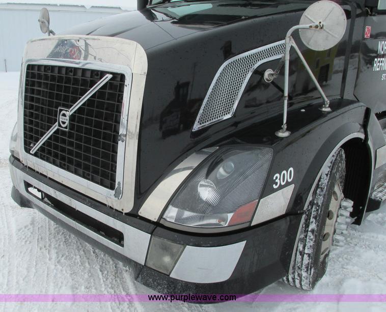 image for item E5240 2004 Volvo VNL 64T semi truck