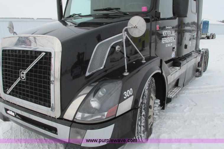 image for item E5240 2004 Volvo VNL 64T semi truck