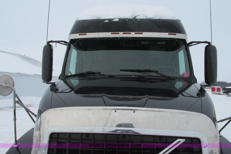 image for item E5240 2004 Volvo VNL 64T semi truck