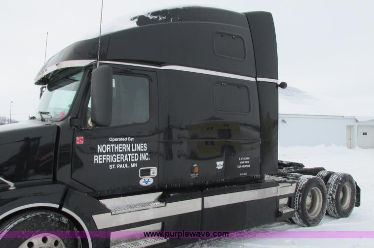 image for item E5240 2004 Volvo VNL 64T semi truck