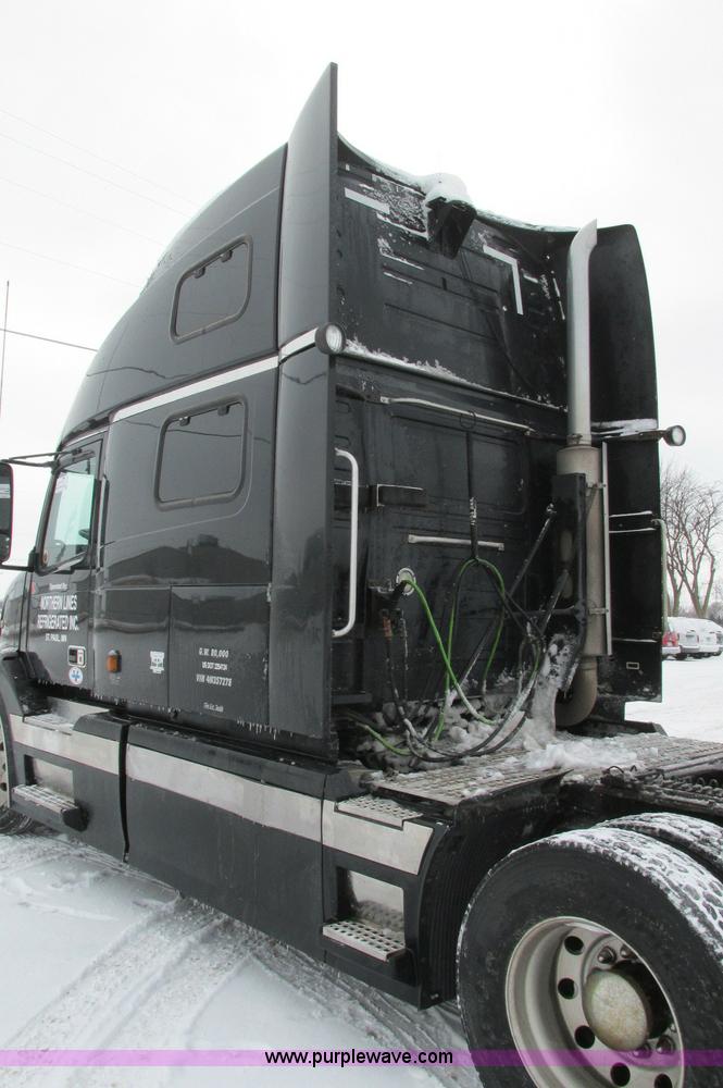 image for item E5240 2004 Volvo VNL 64T semi truck