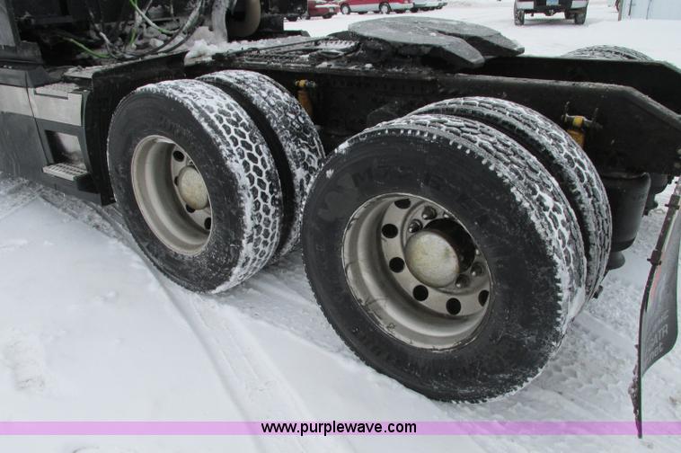 image for item E5240 2004 Volvo VNL 64T semi truck