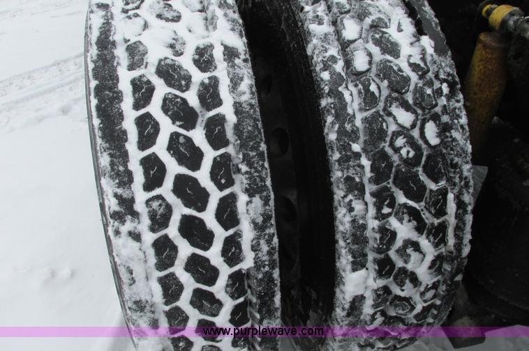 image for item E5240 2004 Volvo VNL 64T semi truck