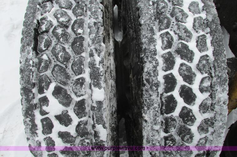 image for item E5240 2004 Volvo VNL 64T semi truck