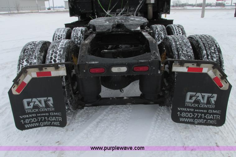 image for item E5240 2004 Volvo VNL 64T semi truck