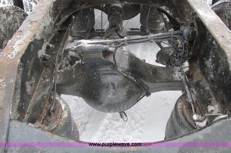 image for item E5240 2004 Volvo VNL 64T semi truck