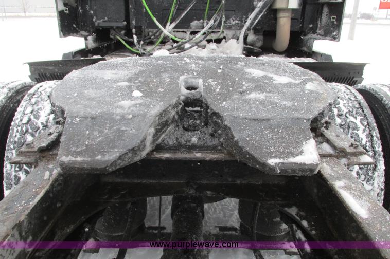 image for item E5240 2004 Volvo VNL 64T semi truck