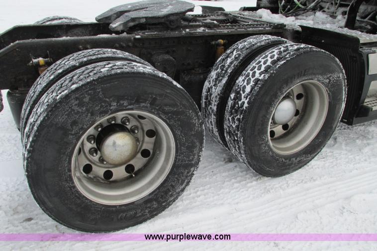 image for item E5240 2004 Volvo VNL 64T semi truck