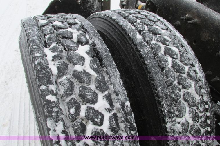 image for item E5240 2004 Volvo VNL 64T semi truck