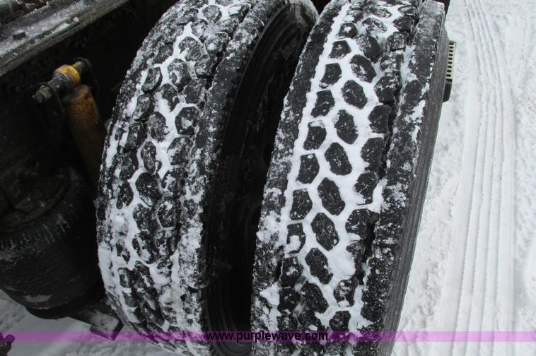 image for item E5240 2004 Volvo VNL 64T semi truck