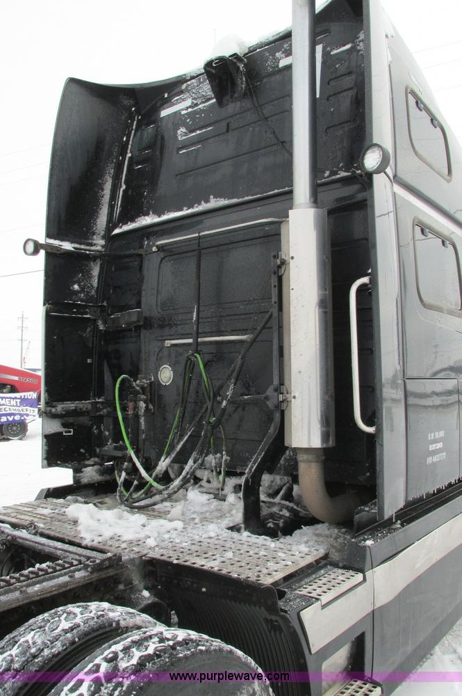 image for item E5240 2004 Volvo VNL 64T semi truck