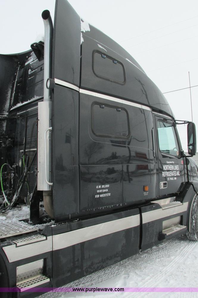 image for item E5240 2004 Volvo VNL 64T semi truck