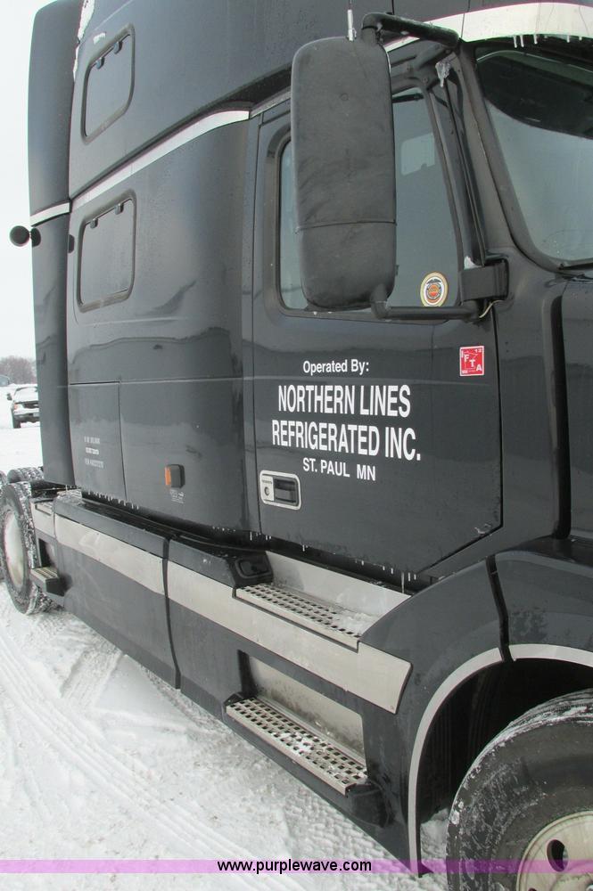 image for item E5240 2004 Volvo VNL 64T semi truck