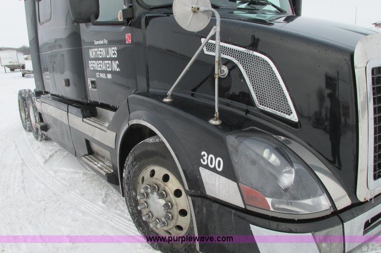 image for item E5240 2004 Volvo VNL 64T semi truck