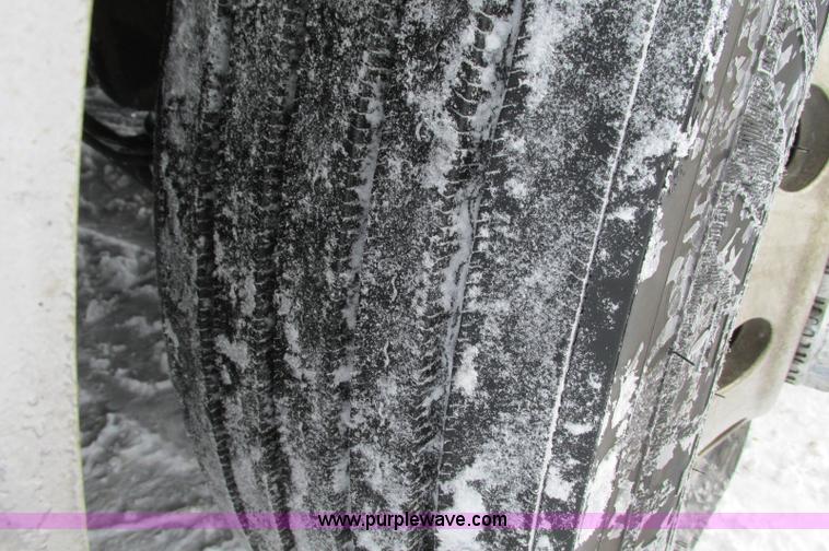 image for item E5240 2004 Volvo VNL 64T semi truck