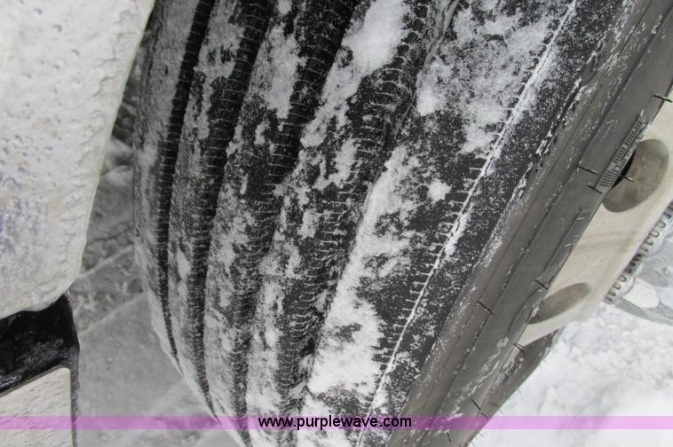 image for item E5240 2004 Volvo VNL 64T semi truck