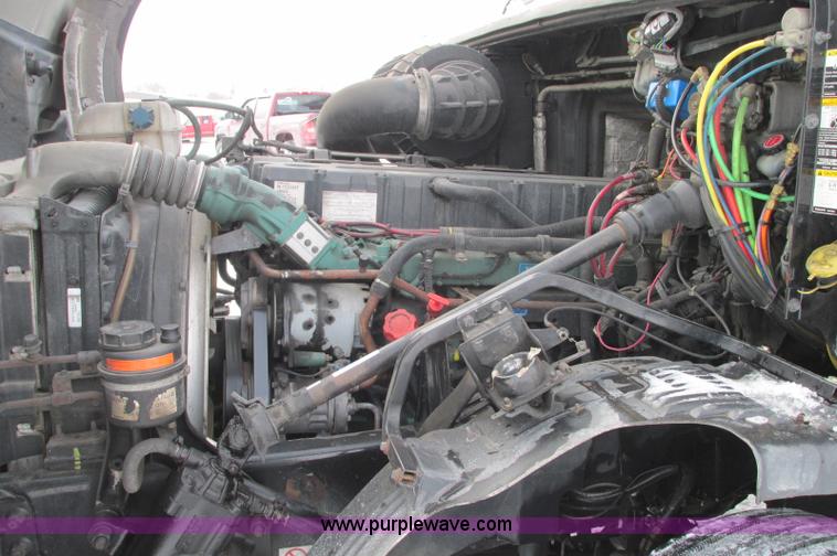 image for item E5240 2004 Volvo VNL 64T semi truck